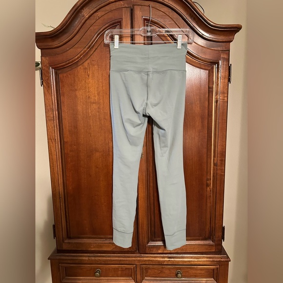 Vuori daily leggings, size small. Oregano color - Picture 2 of 3